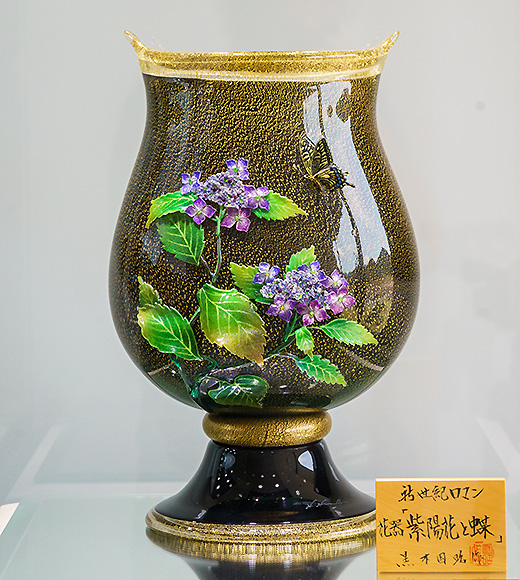 新世紀ロマン 花器 金・プラチナ彩「紫陽花と蝶」